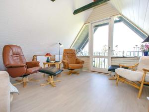 sala de estar con sillas, mesas y ventanas en 6 person holiday home in Bogense en Bogense