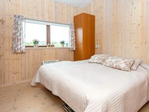 Postel nebo postele na pokoji v ubytování Four-Bedroom Holiday home in Hemmet 5
