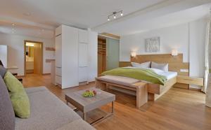 1 dormitorio con 1 cama y sala de estar en Apartment Martha, en Mayrhofen