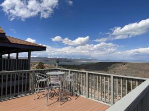 un balcone con tavolo e sedie su una terrazza di Yosemite Gateway Motel a Lee Vining