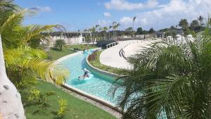 una piscina con una persona montando un barco en ella en Casa com piscina a 500m da praia, en Salinópolis