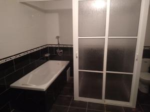 Monte ʼArrouitResidence al Rahma nr 01的带浴缸和卫生间的浴室