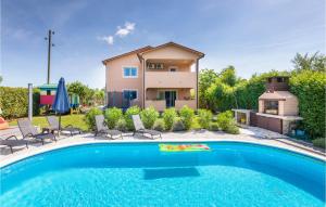 una piscina frente a una casa en Awesome Home In Marcana With Jacuzzi, en Marčana