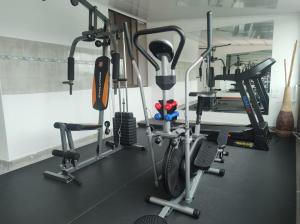 einen Fitnessraum mit mehreren Trainingsgeräten in einem Raum in der Unterkunft Hotel Airport Travel in Bogotá
