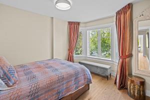 1 dormitorio con cama y ventana en Superior Downtown Delight by Iris Properties! en Victoria