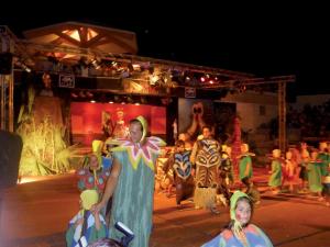 Un gruppo di persone sul palco in un circo di iGV Club Baia Samuele a Sampieri