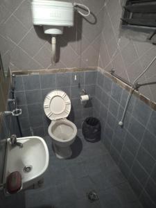 a small bathroom with a toilet and a sink at La Chiqui - Quinta - Alquiler Temporario in Formosa