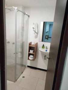 a bathroom with a shower and a sink at Moderno apartamento cerca al aeropuerto in Bogotá
