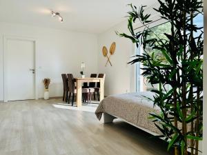 - une chambre avec un lit, une table et une plante dans l'établissement Modern - Free Parking - Balcony, à Vienne