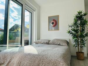 - une chambre avec un lit et une grande fenêtre dans l'établissement Modern - Free Parking - Balcony, à Vienne