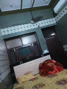 um quarto com uma cama com um cobertor em OYO 81088 Hr Guest House em Kurukshetra