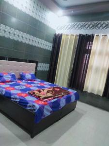 מיטה או מיטות בחדר ב-OYO 81088 Hr Guest House