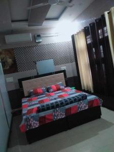 um quarto com uma cama num quarto em OYO 81088 Hr Guest House em Kurukshetra