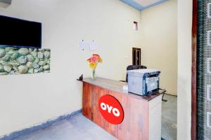 oficina aiya con recepción y TV en la pared en OYO Flagship 81042 Hotel Royal Inn en Manesar