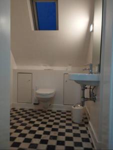 a bathroom with a sink and a toilet at Stadthaus Zimmer 6 neben dem REM-Museum in Mannheim Mitte in Mannheim