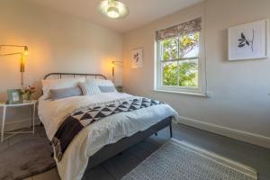 a bedroom with a bed and a window at Willow Cottage in North Creake