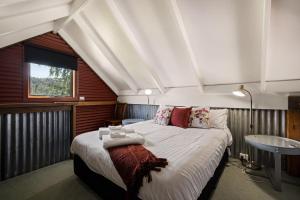 een slaapkamer met een groot bed en een raam bij Studio at Quins Gap Retreat in Bright
