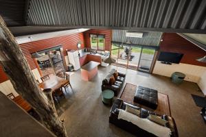 een uitzicht over de woonkamer en de keuken bij Studio at Quins Gap Retreat in Bright