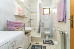 Koupelna v ubytování Apartment Okrug Gornji 9693a