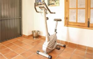 Fitnes centar i/ili fitnes sadržaji u objektu 5 Bedroom Nice Home In Zagrilla