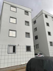 a white building with windows on the side of it at Apartamento mobiliado Piracicaba in Piracicaba