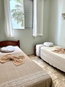 um quarto com 2 camas e uma janela e uma janela em Apartamento mobiliado Piracicaba em Piracicaba