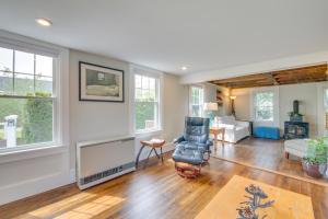 Χώρος καθιστικού στο Rockland Home with Deck 5 Mins to Historic Downtown!