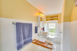 Ένα μπάνιο στο Rockland Home with Deck 5 Mins to Historic Downtown! +24 φωτογραφίες