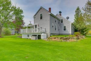 una casa con un gran patio con césped verde en Rockland Home with Deck 5 Mins to Historic Downtown!, en Rockland