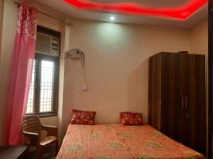 a bedroom with a bed with a red ceiling at OYO 81141 Mangal Bhawan in Kānpur