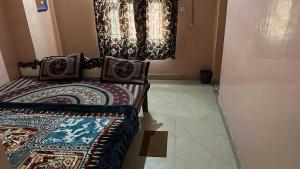 1 dormitorio con 1 cama y una ventana con cortinas en OYO 81144 Royal Guest House, en Jīnd