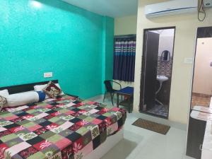 Tempat tidur dalam kamar di OYO Flagship 81132 Hotel Chandia Palace