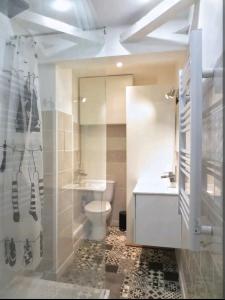 a bathroom with a tub and a toilet and a sink at Centre Historique - Charmant T3 - 1h de l Océan in Orthez