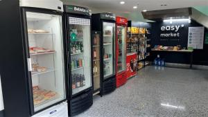 un pasillo de una tienda con muchos productos expuestos en Mediterrâneo Flat, en Río de Janeiro