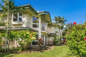 une maison avec balcon et plantes dans l'établissement Kuu Lei Villa, à Princeville