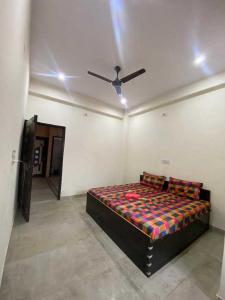 Llit o llits en una habitació de OYO 81167 Balaji Guest House