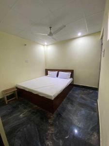 Llit o llits en una habitació de OYO 81167 Balaji Guest House