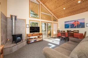 uma sala de estar com um sofá e uma lareira em Falcons Nest (Upstairs) em Yosemite West
