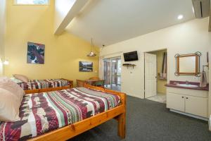 um quarto com uma cama e um espelho em Falcons Nest (Upstairs) em Yosemite West