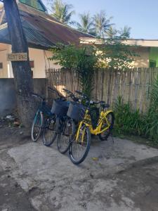 un grupo de bicicletas estacionadas al lado de un edificio en Five Time Home Stay en Gili Air