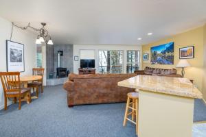 een woonkamer met een bank en een tafel bij Falcons Nest (Downstairs) in Yosemite West