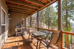 eine abgeschirmte Veranda mit einem Tisch und Stühlen in der Unterkunft Falcons Nest (Downstairs) in Yosemite West