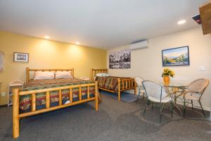 Schlafzimmer mit einem Bett, einem Tisch und Stühlen in der Unterkunft Falcons Nest (Downstairs) in Yosemite West