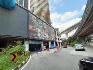 un edificio con un letrero al lado de una calle en Halo Sunday Empire City by Kenangan Home 4 Paxs Room en Petaling Jaya