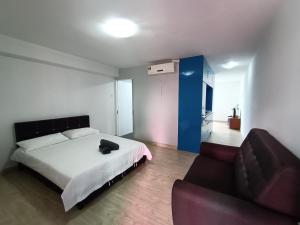 1 dormitorio con 1 cama y 1 sofá en Halo Sunday Empire City by Kenangan Home 4 Paxs Room en Petaling Jaya