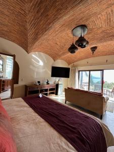 TV a/nebo společenská místnost v ubytování Hotel Lindo Ajijic Bed & Breakfast