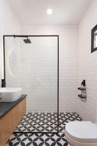 y baño con bañera, aseo y lavamanos. en Great location. Renovated apartament in Roma Norte en Ciudad de México
