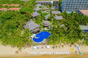 una vista aérea de un complejo con piscina en Anja Beach Resort & Spa en Phu Quoc