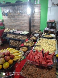 um buffet com muitos tipos diferentes de alimentos em exposição em Recanto do Carreiro em Trindade