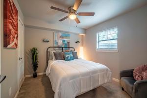 a bedroom with a bed and a ceiling fan at 1 Galleria Downtown 3BR- Free Parking in Houston